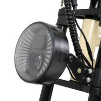 Faro anteriore dell'OneSport W66 in primo piano