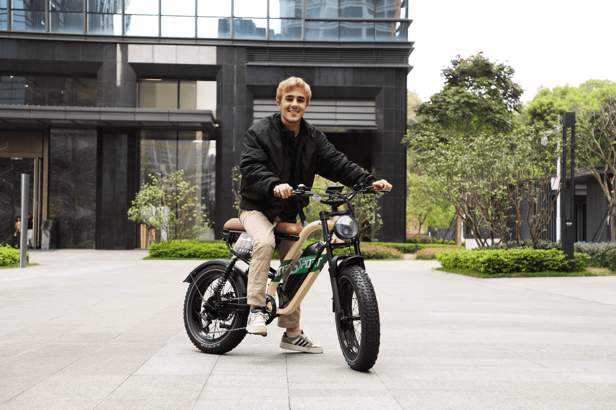 Uomo alla guida della fat bike elettrica OneSport W66 in una strada