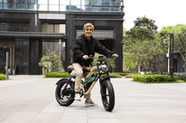Uomo alla guida della fat bike elettrica OneSport W66 in una strada