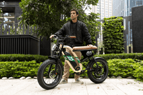 Uomo in sella alla fat bike elettrica OneSport W66 in un parco