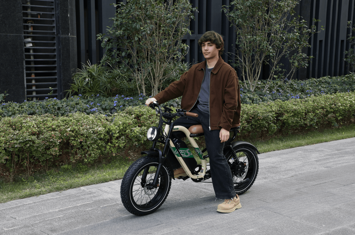 Uomo in piedi con la fat bike elettrica OneSport W66 in un parco