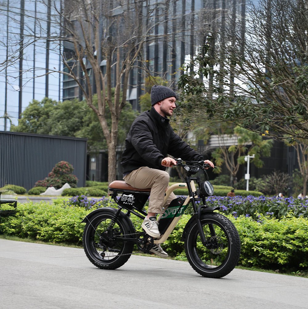 Uomo alla guida della fat bike elettrica OneSport W66 in città