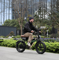 Uomo alla guida della fat bike elettrica OneSport W66 in città