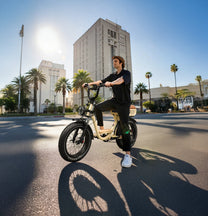 Uomo in sella alla fat bike elettrica OneSport W77 in città