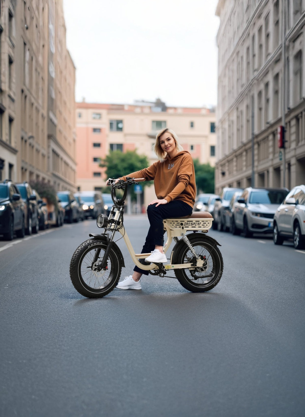 Donna alla guida della fat bike elettrica OneSport W77 in una strada