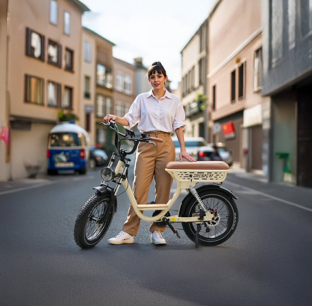 Donna in piedi con la fat bike elettrica OneSport W77 in città