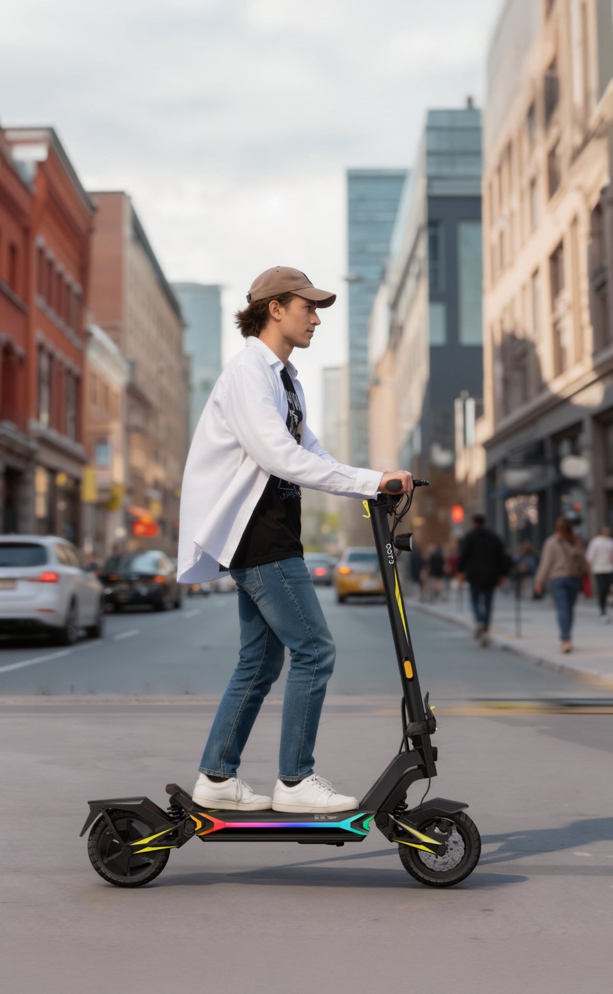 Donna alla guida del monopattino elettrico OOTD SR1 in città