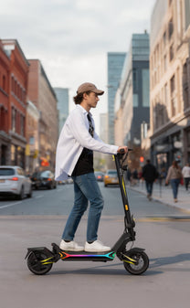 Donna alla guida del monopattino elettrico OOTD SR1 in città