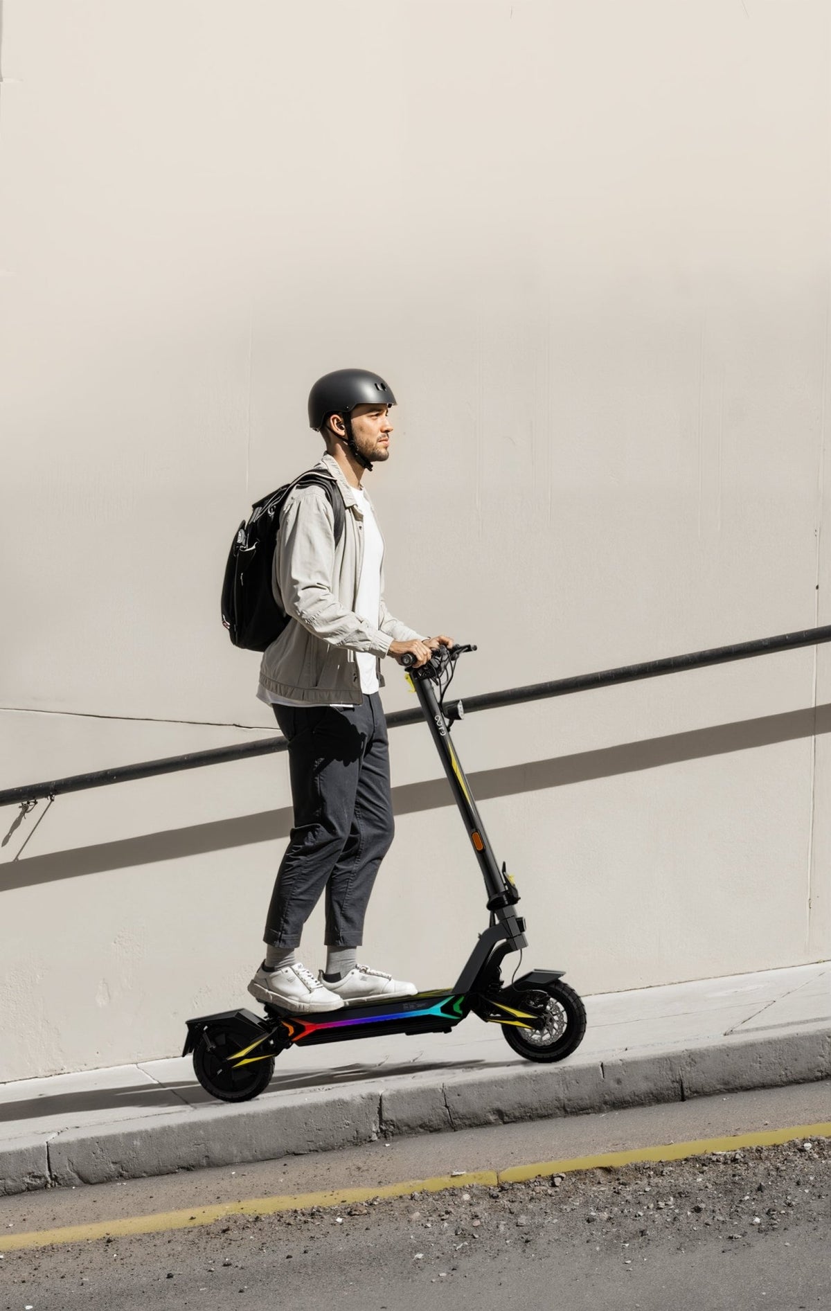Persona alla guida del monopattino elettrico OOTD SR1