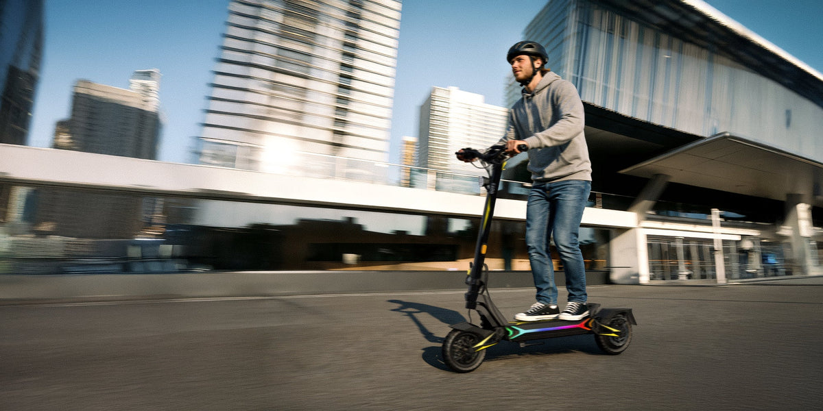 Persona alla guida del monopattino elettrico OOTD SR1 in città