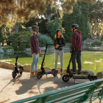Persona in piedi con il monopattino elettrico OOTD SR1 in gruppo