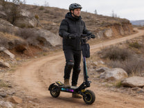 Uomo alla guida del monopattino elettrico OOTD T10 Pro su un sentiero