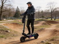 Uomo alla guida del monopattino elettrico OOTD T10 Pro su un sentiero