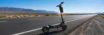 Monopattino elettrico OOTD T10 Pro visto di tre quarti su strada