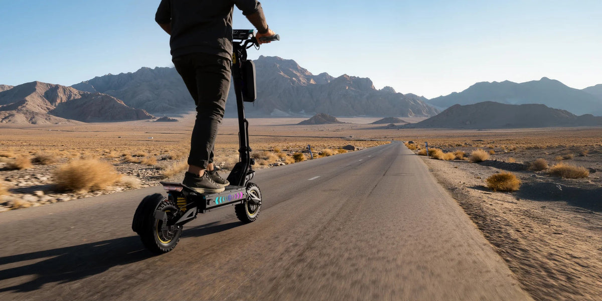 Persona alla guida del monopattino elettrico OOTD T10 Pro su strada