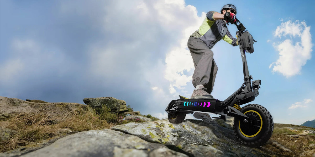 Persona alla guida del monopattino elettrico OOTD T10 Pro