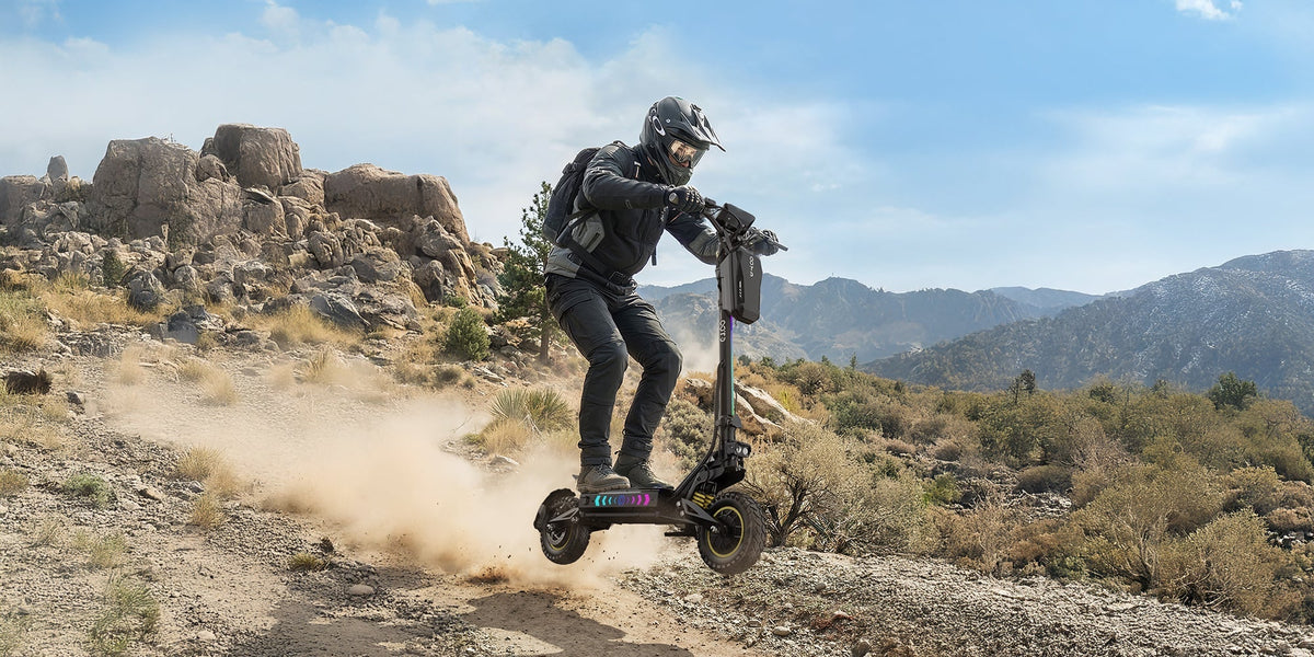 Persona alla guida del monopattino elettrico OOTD T10 Pro su un sentiero