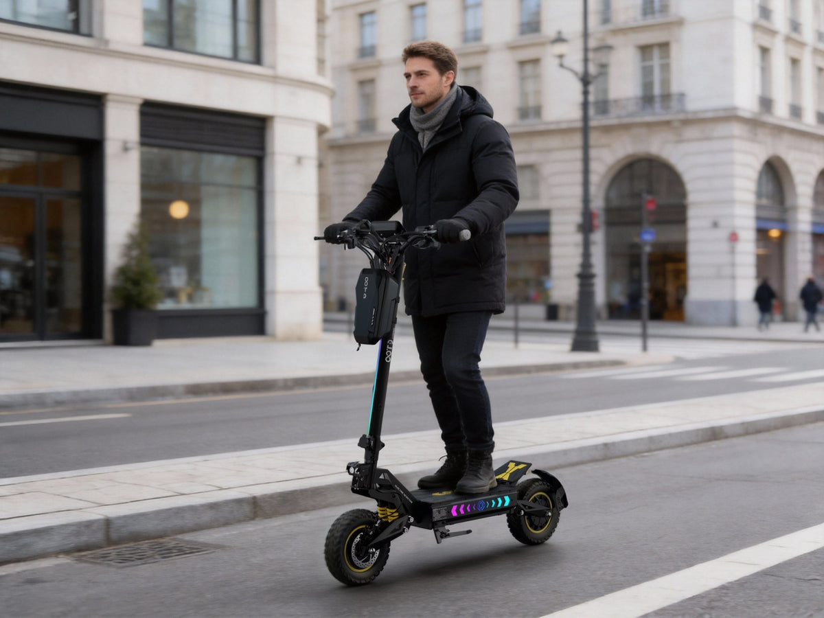 Uomo alla guida del monopattino elettrico OOTD T10 Pro in città