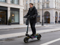 Uomo alla guida del monopattino elettrico OOTD T10 Pro in città