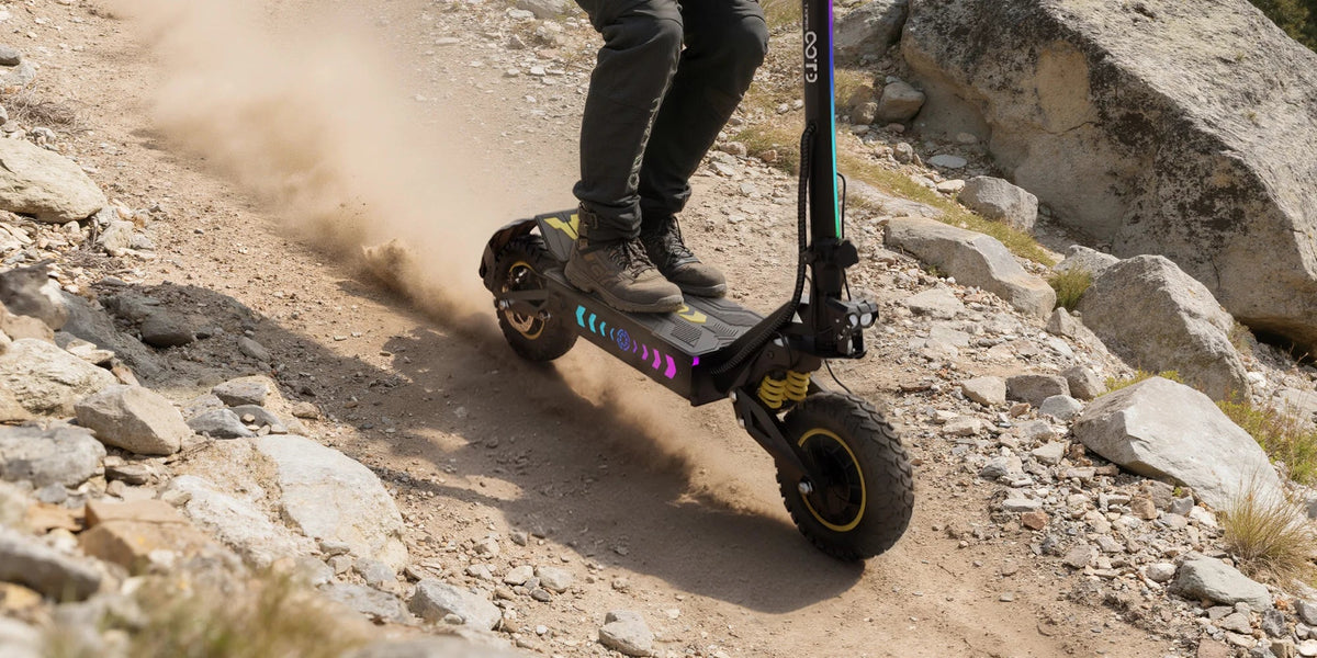 Persona alla guida del monopattino elettrico OOTD T10 Pro