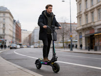 Uomo alla guida del monopattino elettrico OOTD T10 Pro in città