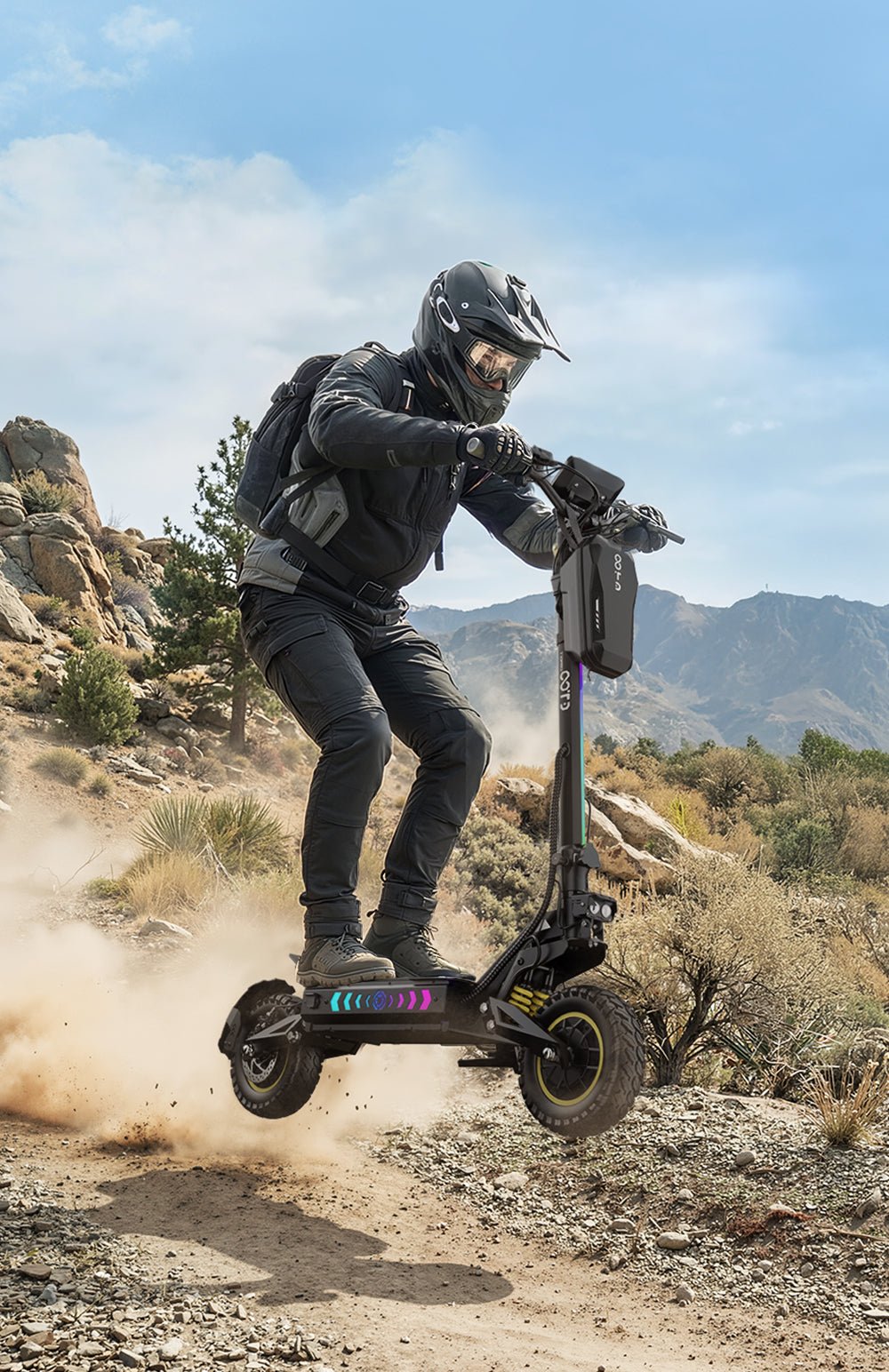 Persona alla guida del monopattino elettrico OOTD T10 Pro su un sentiero