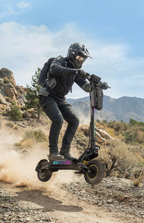 Persona alla guida del monopattino elettrico OOTD T10 Pro su un sentiero