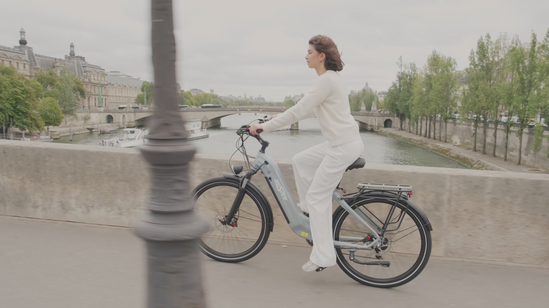 Video: bici elettrica su un sentiero nel bosco