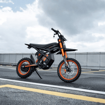 Moto da cross elettrica Ridingtimes GT54 vista di tre quarti da dietro su strada