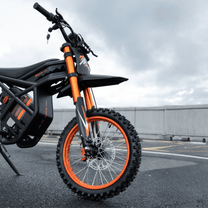 Moto da cross elettrica Ridingtimes GT54 vista di fronte su strada