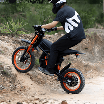 Pilota con la moto da cross elettrica Ridingtimes GT54 in fuoristrada nel bosco