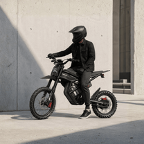 Persona alla guida della moto da cross elettrica Ridingtimes GT54 Pro in città