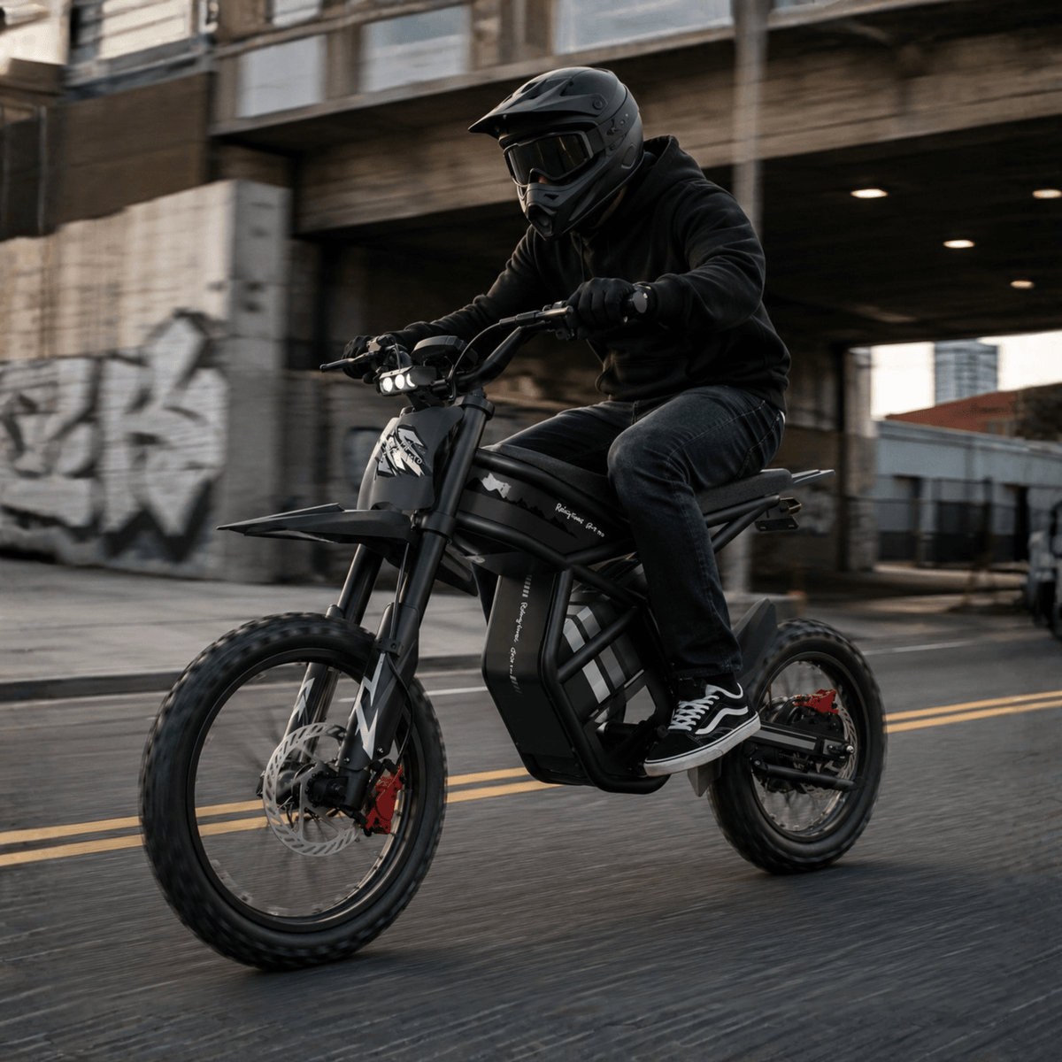 Persona alla guida della moto da cross elettrica Ridingtimes GT54 Pro in città