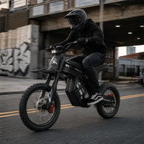 Persona alla guida della moto da cross elettrica Ridingtimes GT54 Pro in città