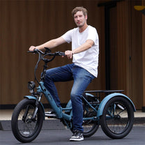 Uomo alla guida del triciclo elettrico Fafrees F20 Mate