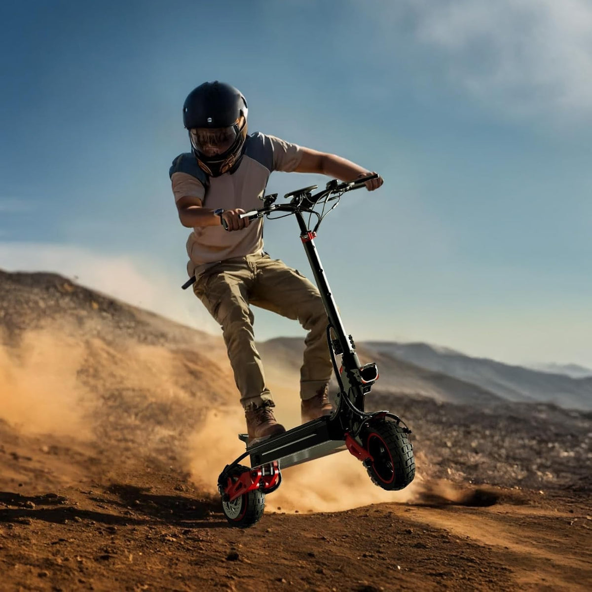 Persona alla guida del monopattino elettrico Wheely J15 Max su un sentiero