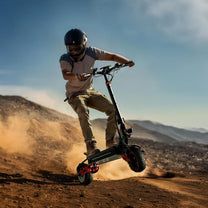 Persona alla guida del monopattino elettrico Wheely J15 Max su un sentiero