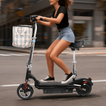 Donna alla guida del monopattino elettrico SEEDREAM M5