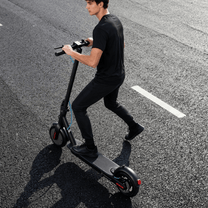 Uomo alla guida del monopattino elettrico SEEDREAM RED WING MINI su strada