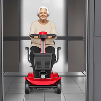Donna anziana seduta sullo scooter per disabili SEEDREAM X-02 al chiuso