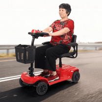 Donna in sella allo scooter per disabili SEEDREAM X-02B Lucas