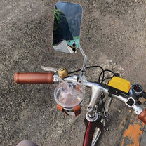 Specchietto retrovisore smart Classic Edition su una bicicletta all'aperto