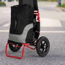 Carrello da traino Smart in rosso usato come carrello a mano per strada