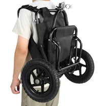 Persona che porta il carrello da traino Smart come zaino