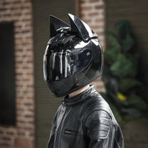 Casco smart Batman Edition su una persona