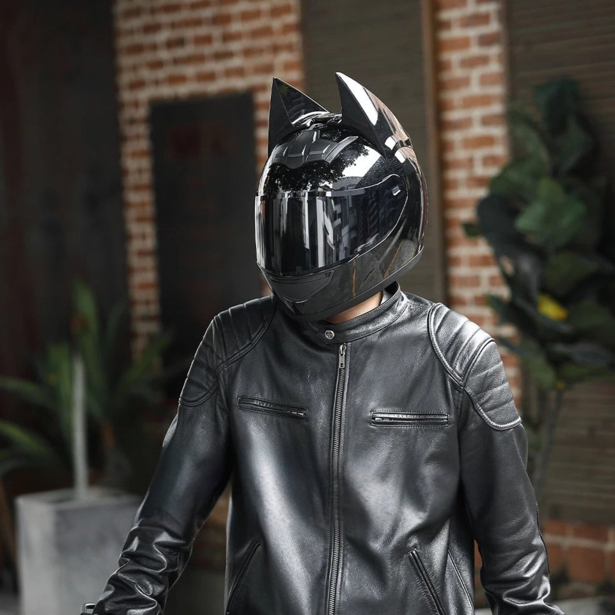 Casco smart Batman Edition su una persona, vista frontale