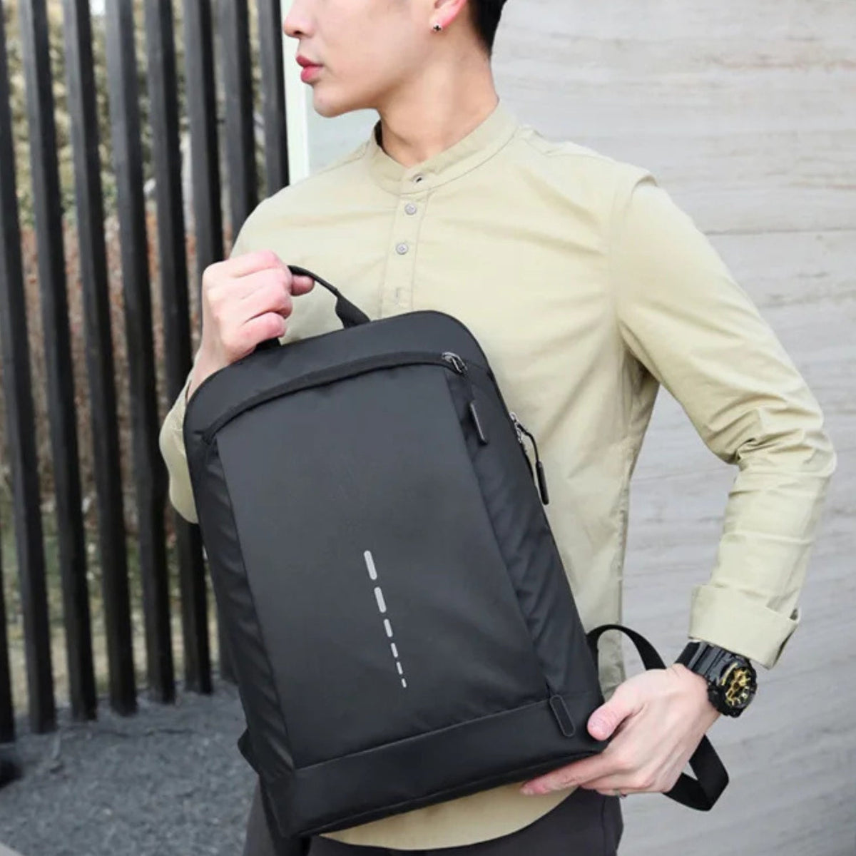 Zaino smart Clean Design in mano