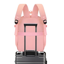 Zaino smart Splash Edition in rosa sul manico di un trolley