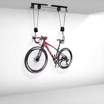 Supporto a soffitto smart per bici con una bici al soffitto, vista laterale