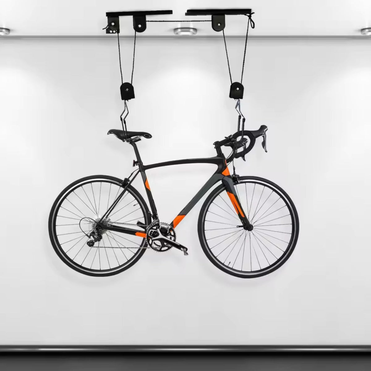 Supporto a soffitto smart per bici con una bici al soffitto, vista frontale